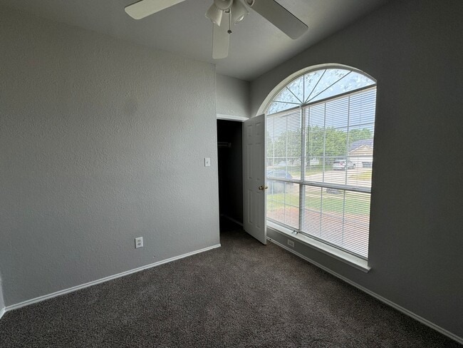 Building Photo - Remodeled 3 Bedroom Plus Bonus Room - Comi...