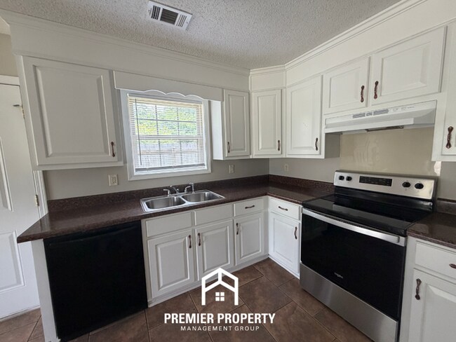 Building Photo - Charming 3BR/2BA Tuscaloosa Home | High Vaulted Ceilings, Hardwood Floors & Fenced Yard
