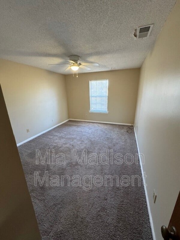 Building Photo - 141 Hunt Club Ct