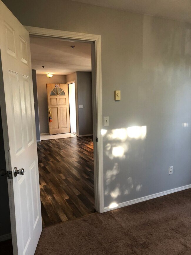 Building Photo - ***PENDING APPLICATION***Modern and spacious 2 bedroom condo with bonus room!