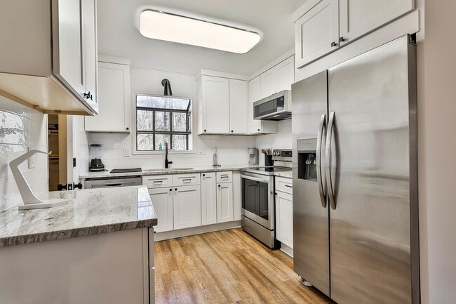 Building Photo - Fully Furnished 3BR Home in Fayetteville. Flexible Lease Options!