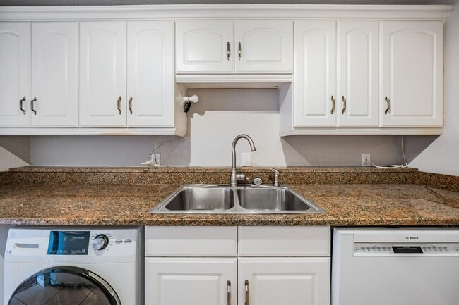 Building Photo - Spacious 2 Bed 2 Bath Condo in Heart of So...