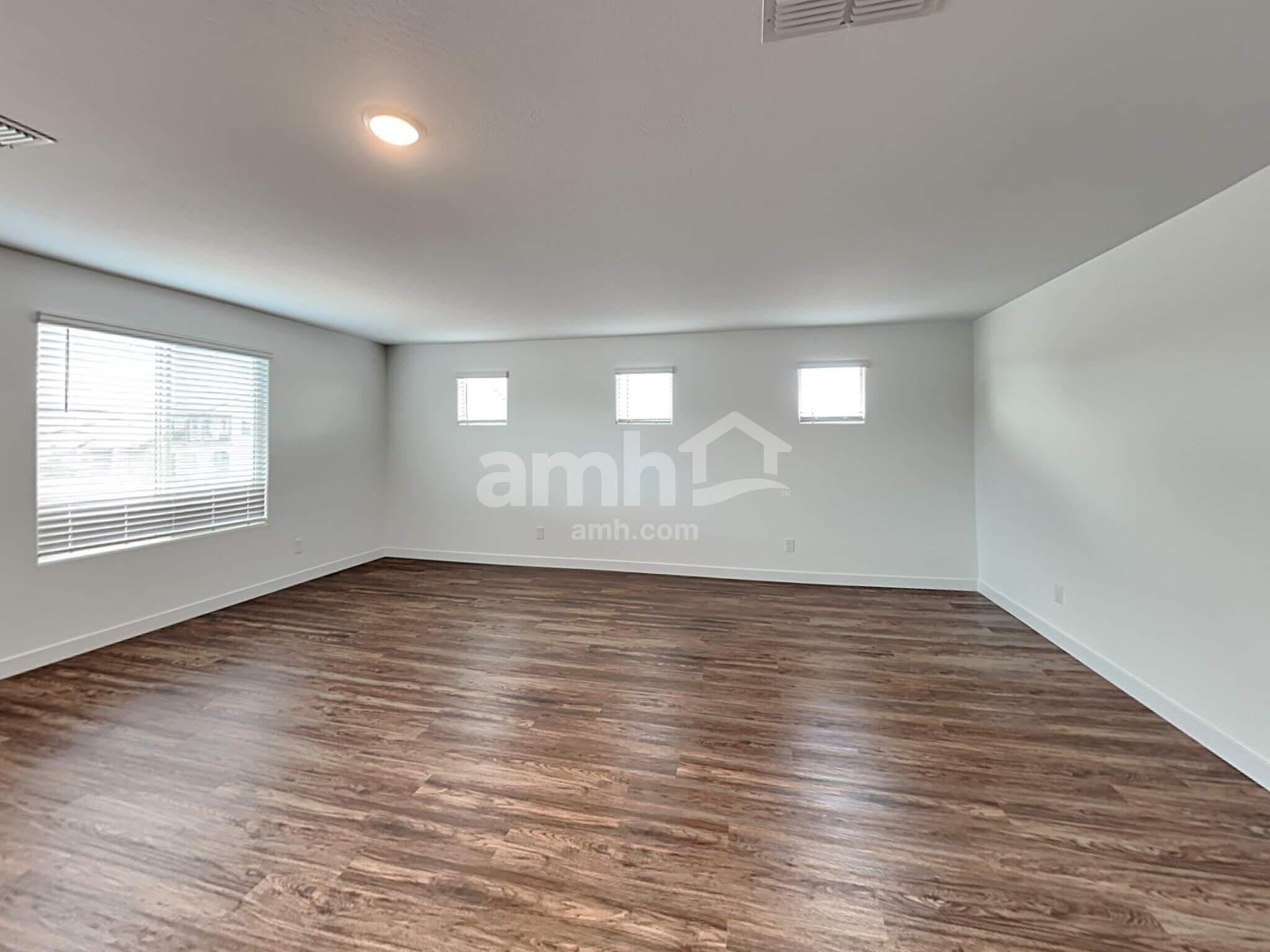 Building Photo - 814 S 150th Dr