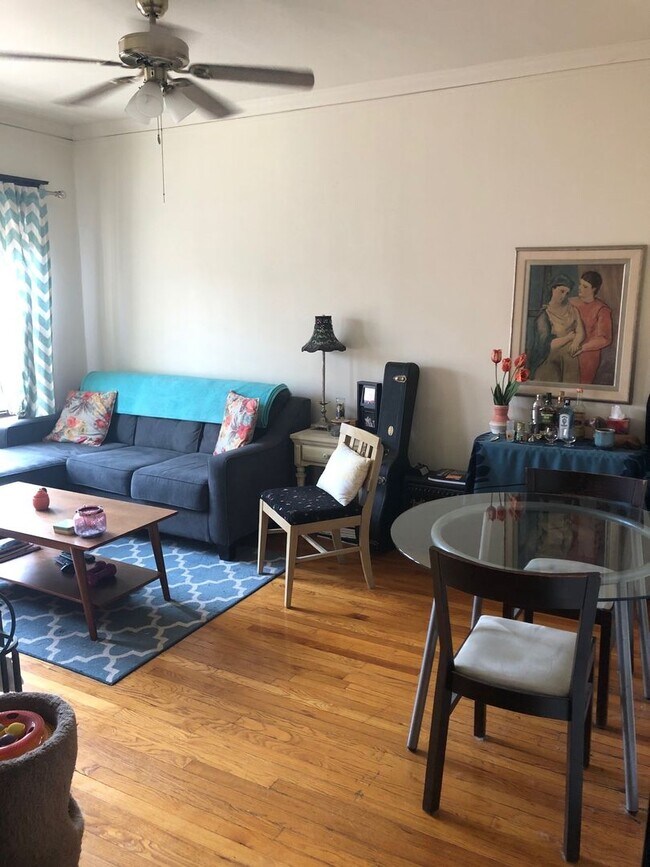 Building Photo - Sun-drenched Roscoe Village with sunny patio and yard