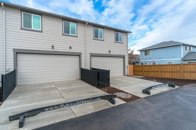 Building Photo - End unit Pahlish Townhome!