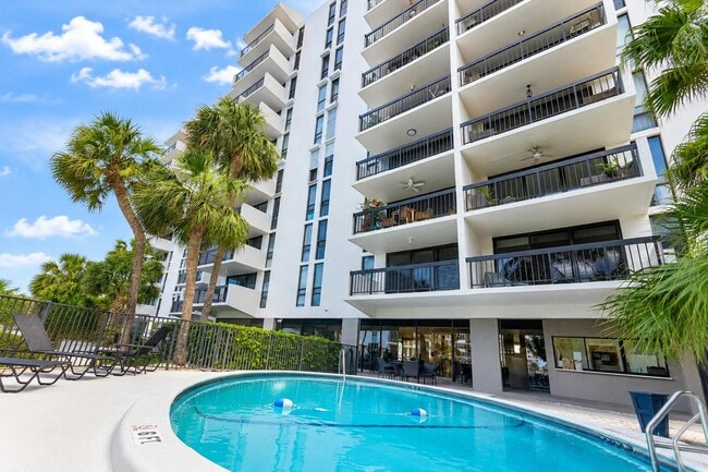 Building Photo - 4800 Bayview Dr