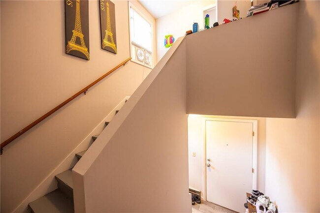 Building Photo - 3 Benedict St