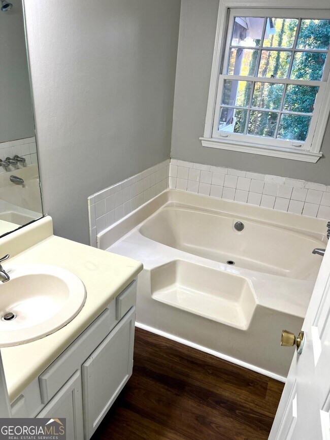 Building Photo - 3990 Rocmar Dr