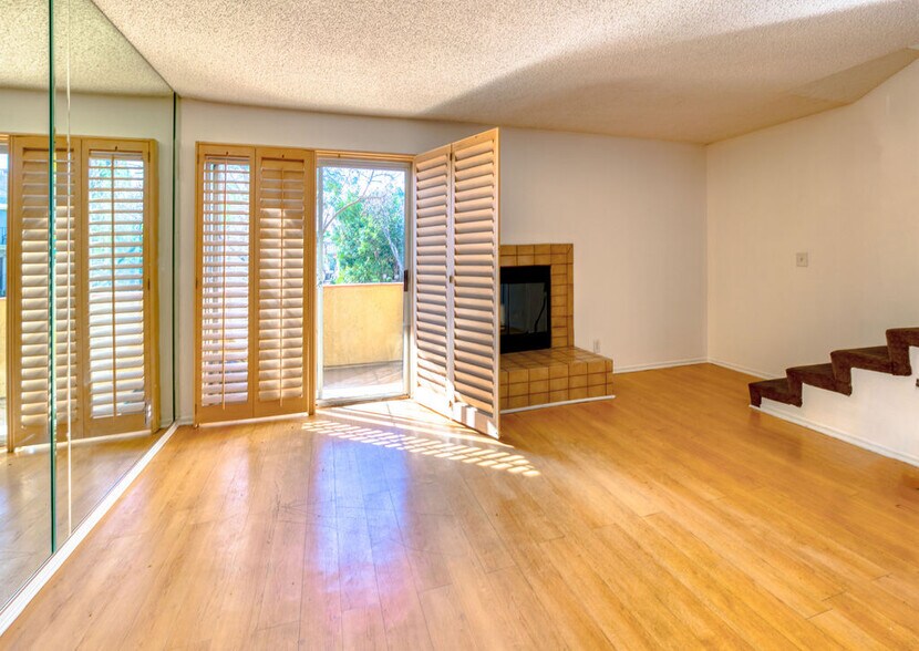 Primary Photo - 1040 N Gardner St