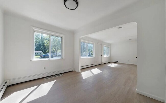 Building Photo - Beautiful 3 Bedroom Mentor Home