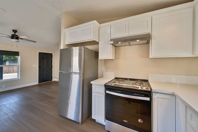 Building Photo - Charming 2-Bedroom Home with Updated Kitch...