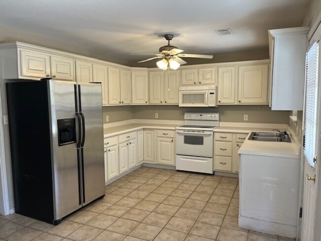 Building Photo - Introducing a charming 3-bedroom, 2-bathroom house located in the desirable area of Russellville,...