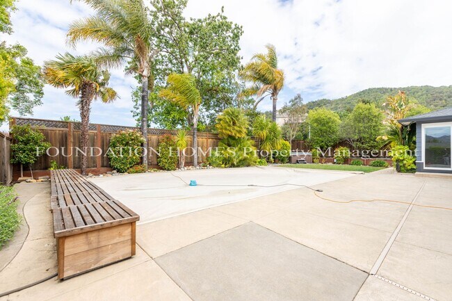 Building Photo - 10 - 22 Month FURNISHED Lease: Bring Indoor/Outdoor Living HOME with this 3bd+/2.5ba plus Pool & ...