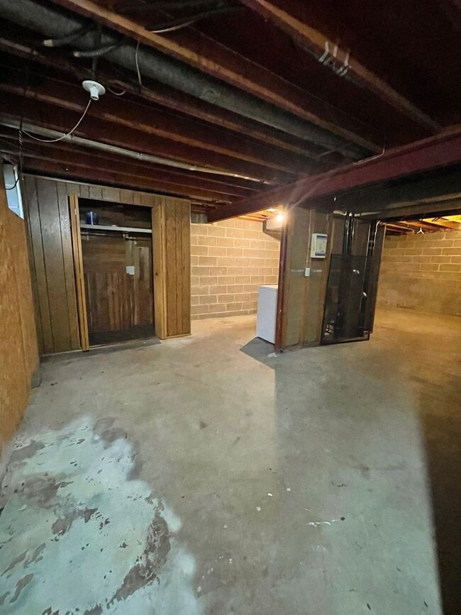 Building Photo - Spacious 3 BR / 2 BA Townhouse w/ Walkout ...