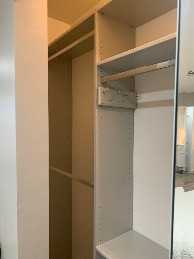 Building Photo - 145 S La Peer Dr