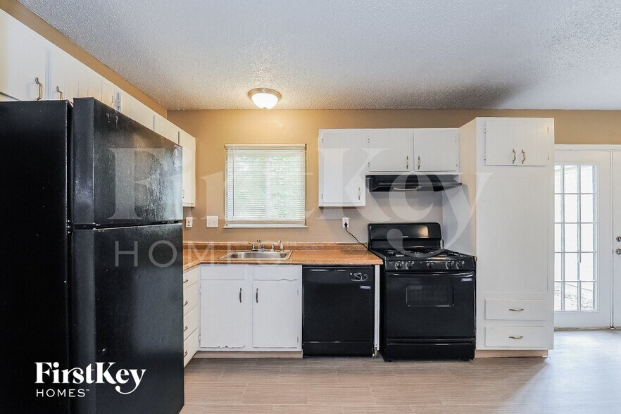 Building Photo - 733 Watersedge Dr