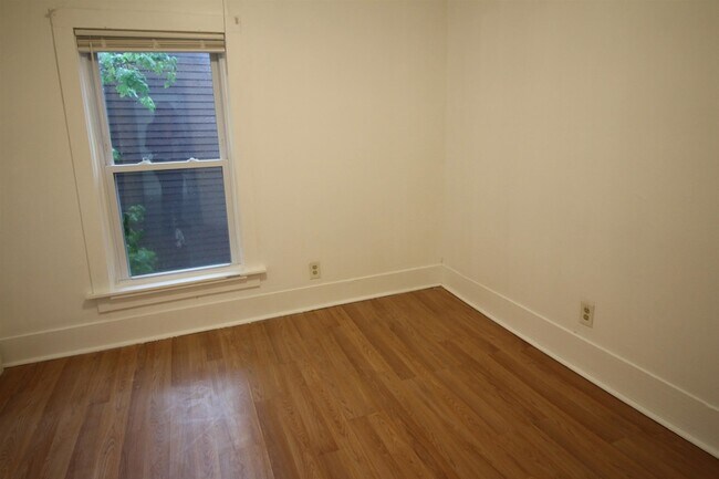 Building Photo - 11 Elm St