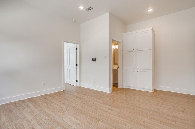 Building Photo - 3149 Waits-A - Full Unit