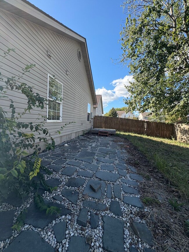 Building Photo - Spacious 3 Bed 2 Bath Home With Garage!!