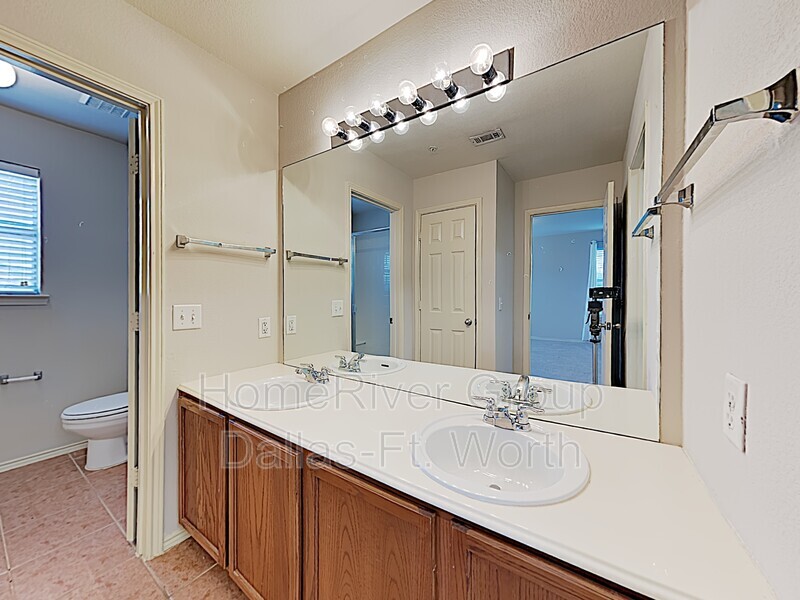 Building Photo - 2216 Stoneleigh Pl