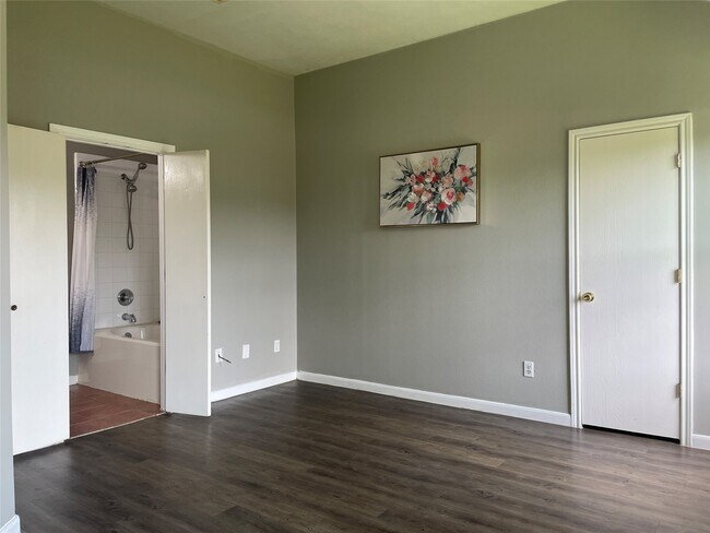 Building Photo - 811 Forest Hillside Ln