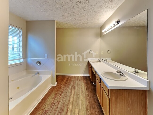 Building Photo - 1905 Barnett W Ct NE