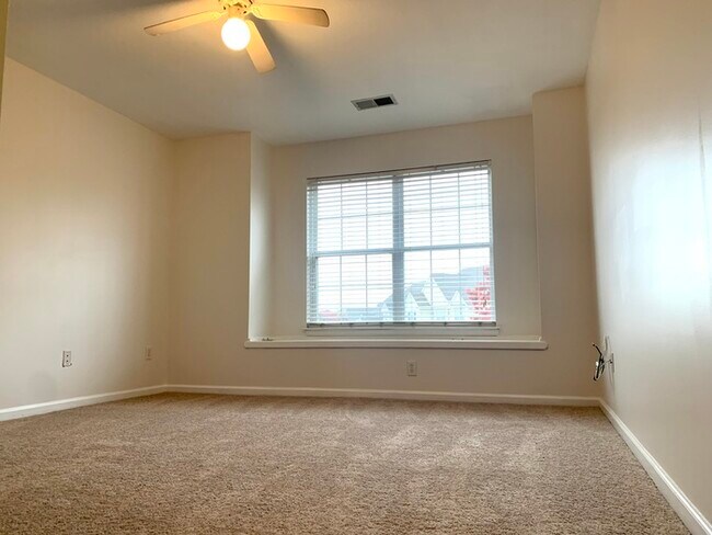 Building Photo - BEAUTIFUL 3 BED/2.5 BATH CONDO, SPACIOUS &...