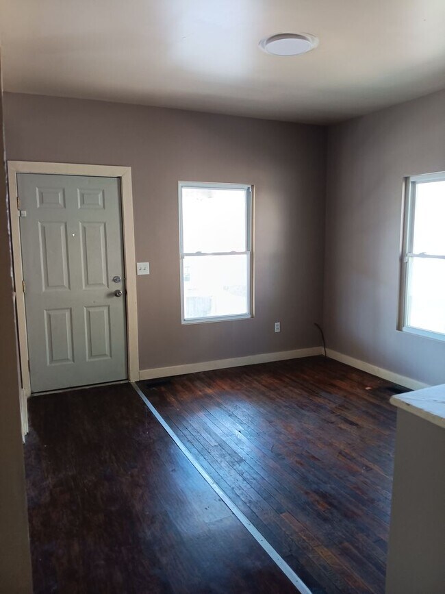 Building Photo - Rentschler Duplex