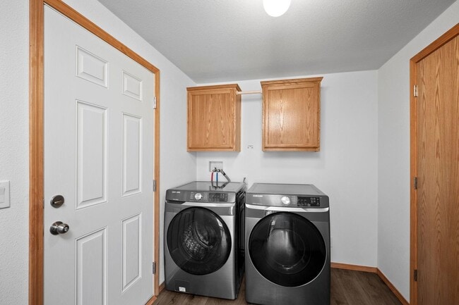 Building Photo - Brand New University District Home - Conve...