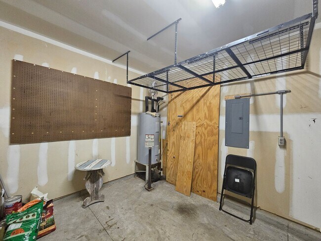 Building Photo - Spacious & Renovated 3 Bed Townhome w/ Garage