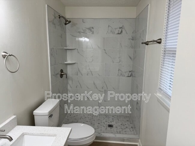 Building Photo - 3021 Emory St