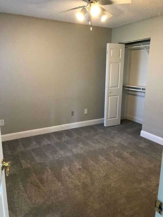 Building Photo - LIKE NEW!!!! 2 Bedroom/2 Bath Condo!! Avai...