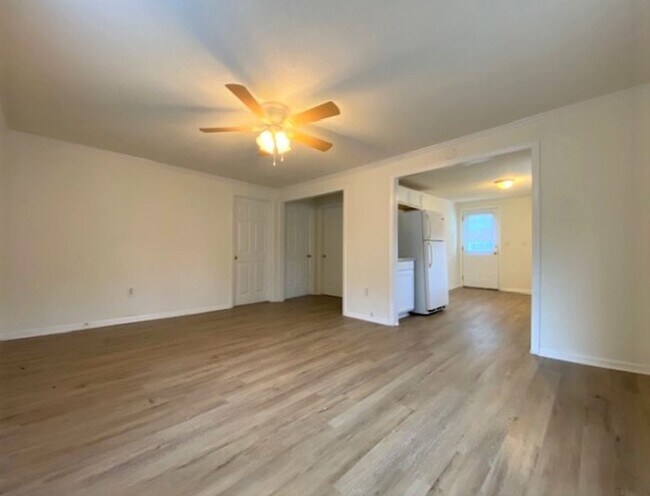 Building Photo - 1/2 MONTH OFF * 2-Bed 1 bath | 5 Minutes to Downtown)
