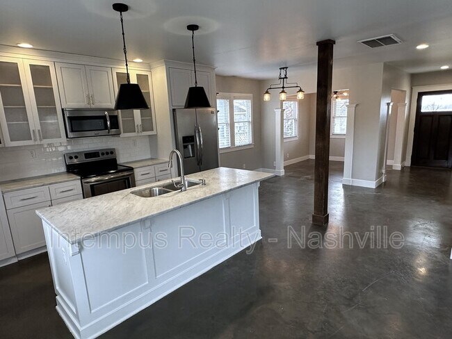 Building Photo - 548 Veritas St