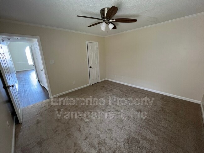Building Photo - 6869 Century Oaks Dr