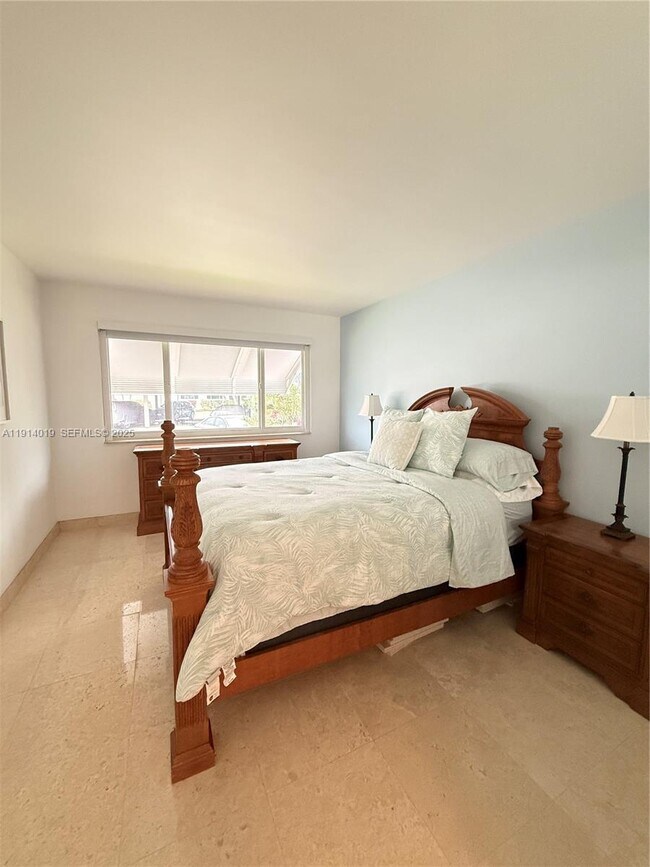 Building Photo - 180 Isle of Venice Dr