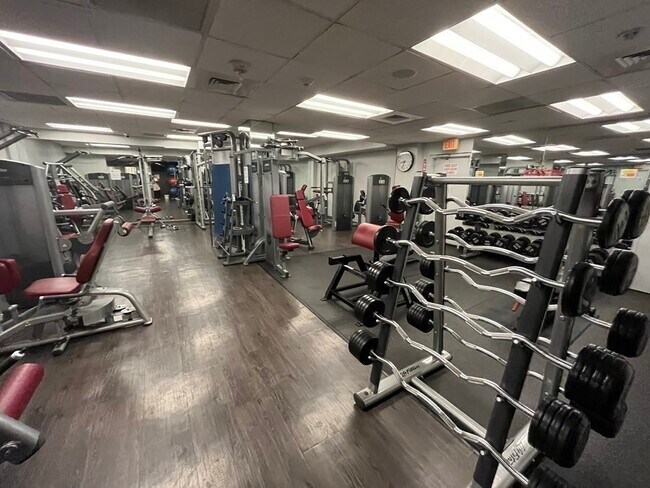 Building Photo - 33 Pond Ave