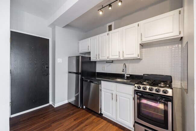 Building Photo - 1140 N La Salle Dr