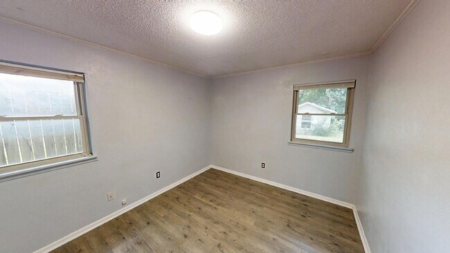 Building Photo - Welcome home to this adorable 3-bedroom, 2-bathroom house designed with comfort and style in mind!