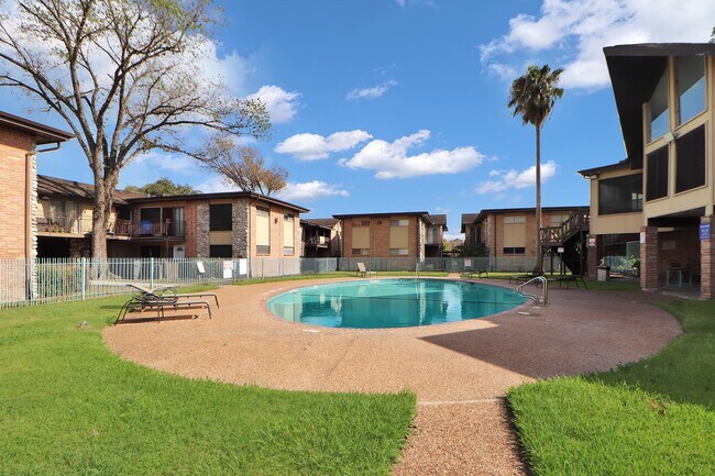 Building Photo - 7047 Bissonnet St