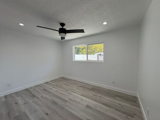 Building Photo - Fully Renovated 3-Bed in the heart of Teha...