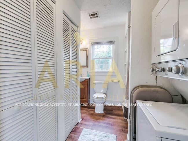 Building Photo - Adorable Remodeled 1 Bed/1 Bath Cottage! C...