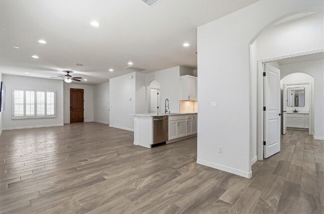 Building Photo - 3 bedroom 2 bath with washer and dryer in 79928