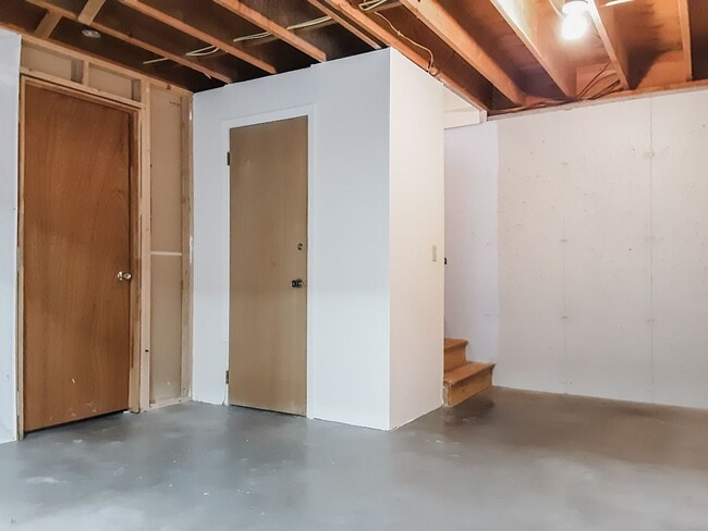 Building Photo - UTILITIES INCLUDED! Large 3 bed/ 1.5 bath ...