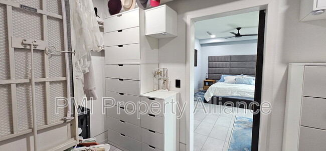 Building Photo - 2319 Drake Dr