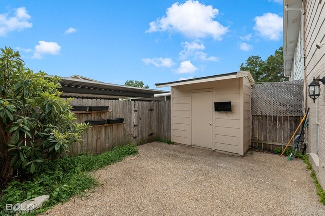 Building Photo - 421 Stratmore Dr
