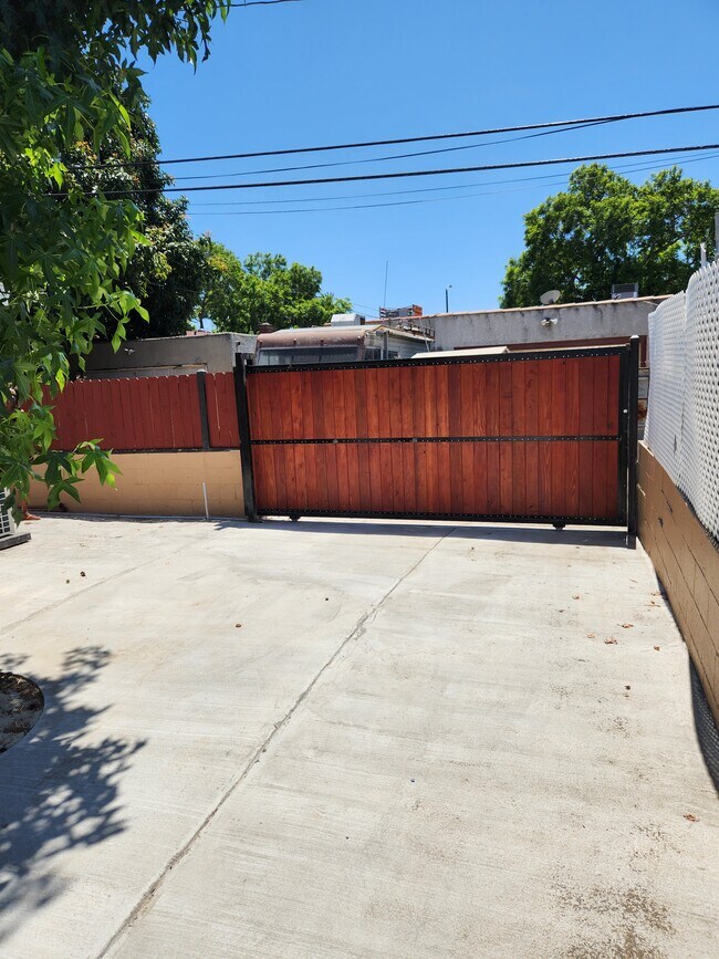 Building Photo - 466 E 60th St