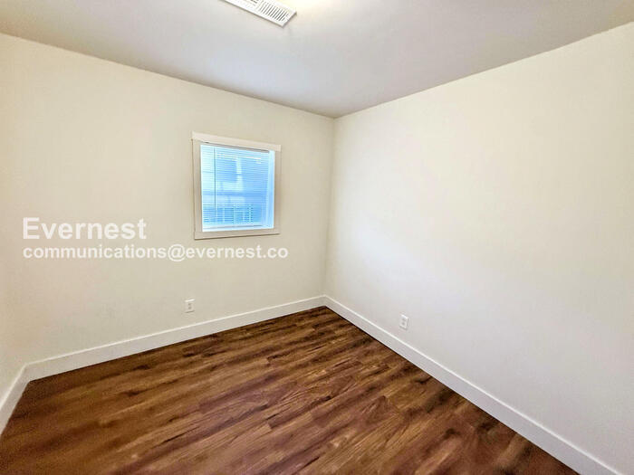 Building Photo - 203 9th Ave W