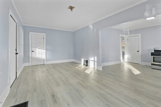 Building Photo - 906 Harrow Rd