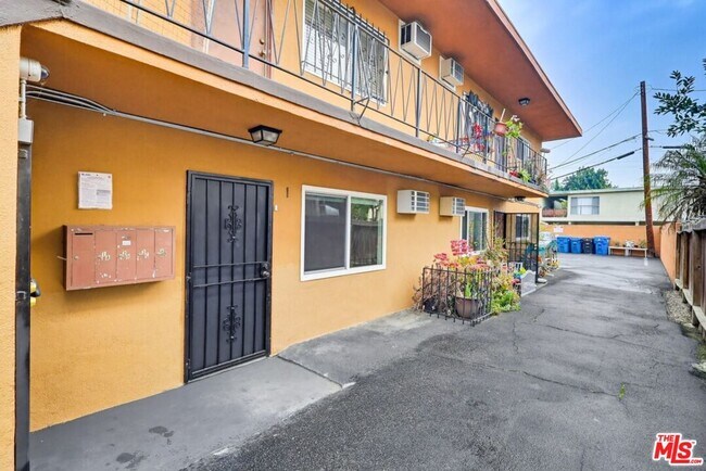 Building Photo - 222 S Ave 63